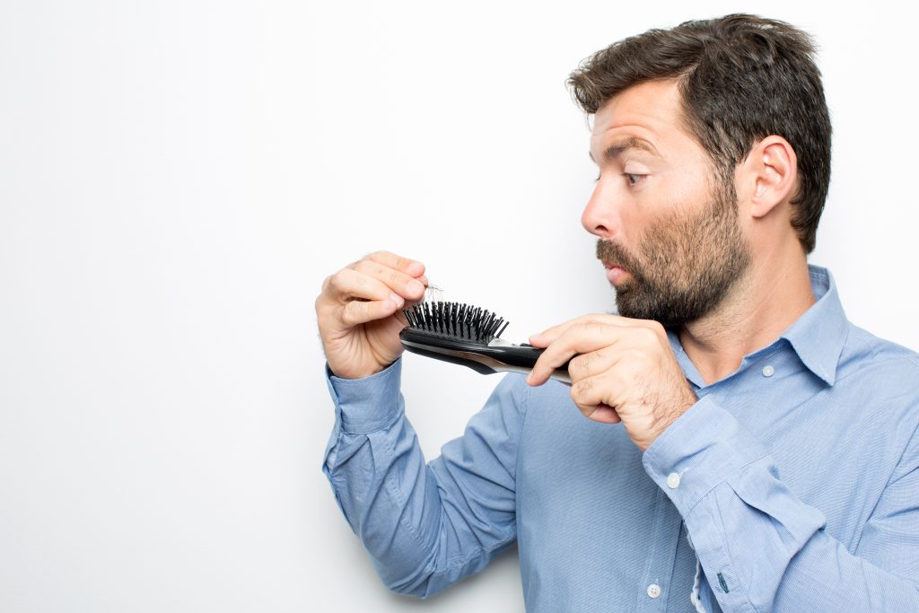 3 Segnali che preannunciano la Perdita di capelli (e come mascherarla!) Uomo con Spazzola